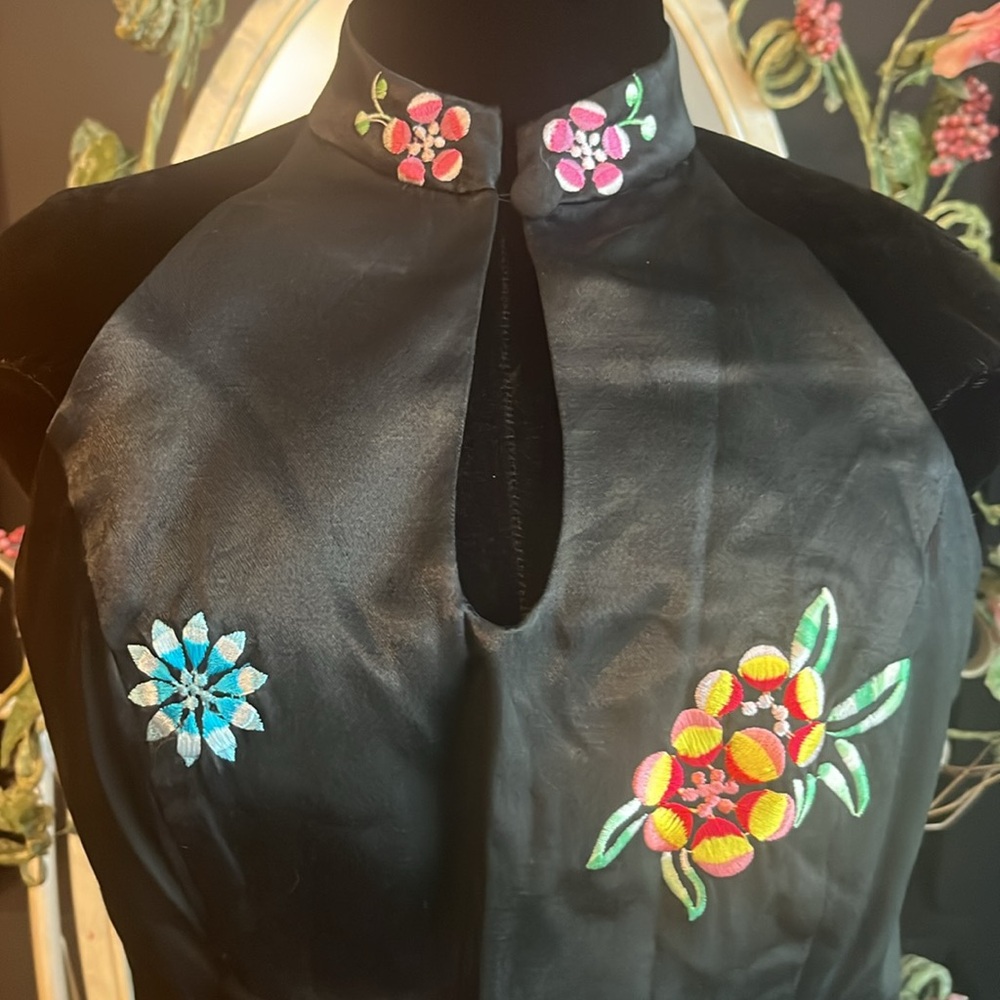 Halter dress - Picture 2 of 10